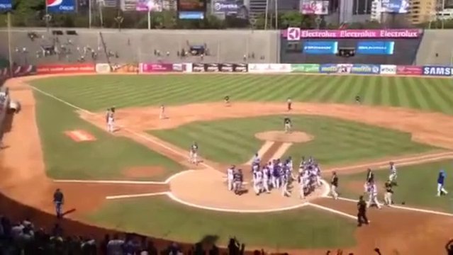 Álex Cabrera rompe récord de jonrones en una temporada