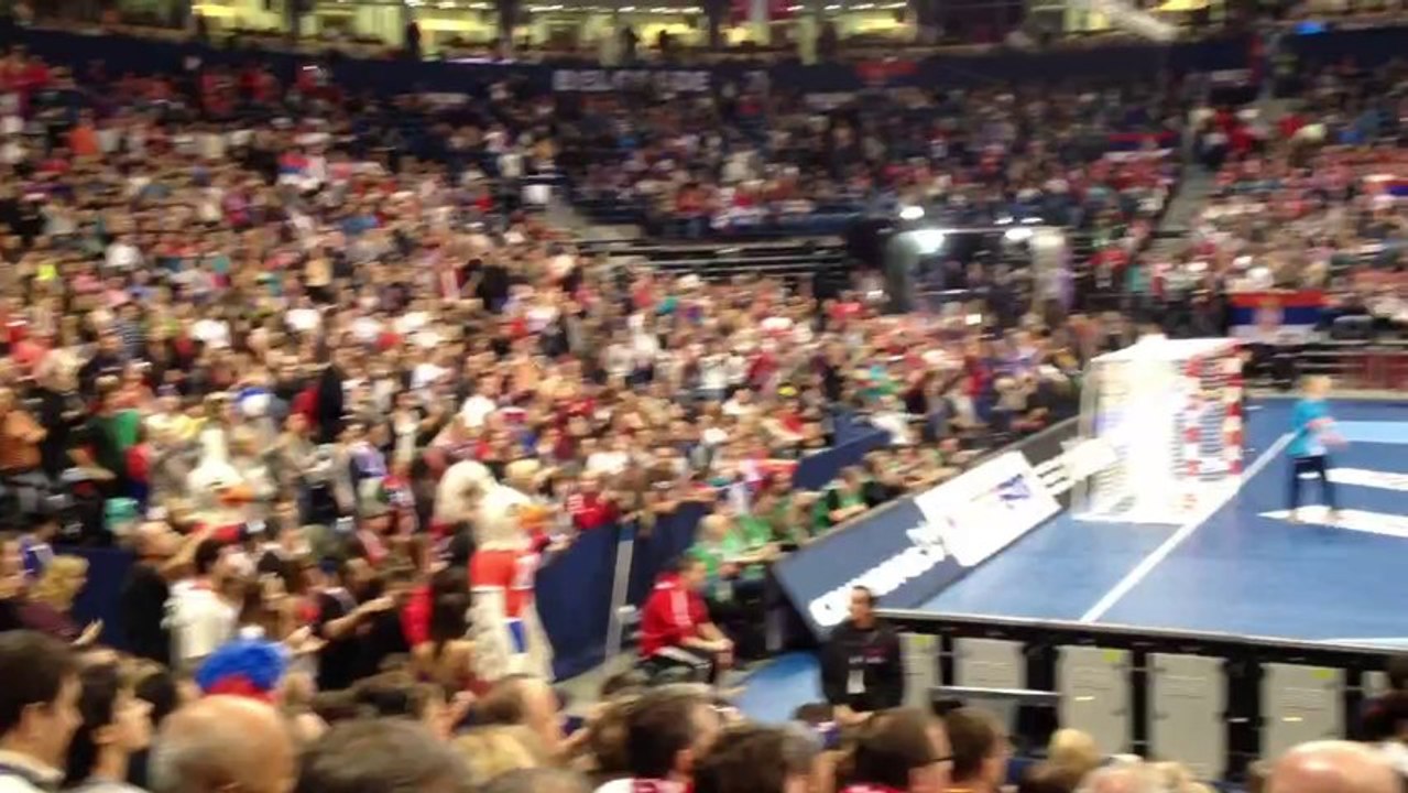 1ère minute de la finale des championnats du monde féminin en Serbie. Serbie - Brésil