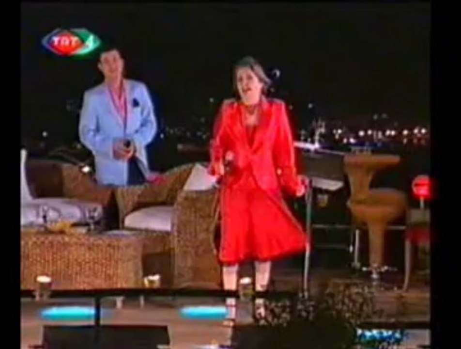 Ayşe TAŞ-Ümitsiz Bir Aşka Düştüm Ağlarım Ben Hâlime