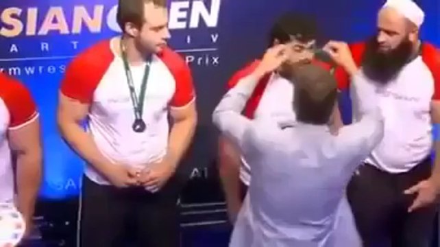 شاهدوا ردة فعل السلفي عند تسليمه ميدالية من قبل حسناء شبه عارية ههههههه