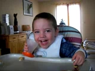 Ewan en plein fou rire avec de l'eau