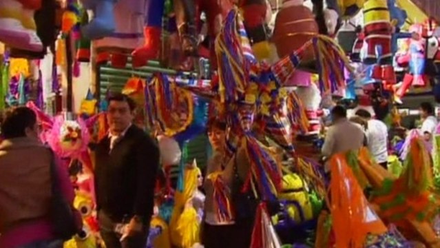 Mexican pinatas take on festive hue