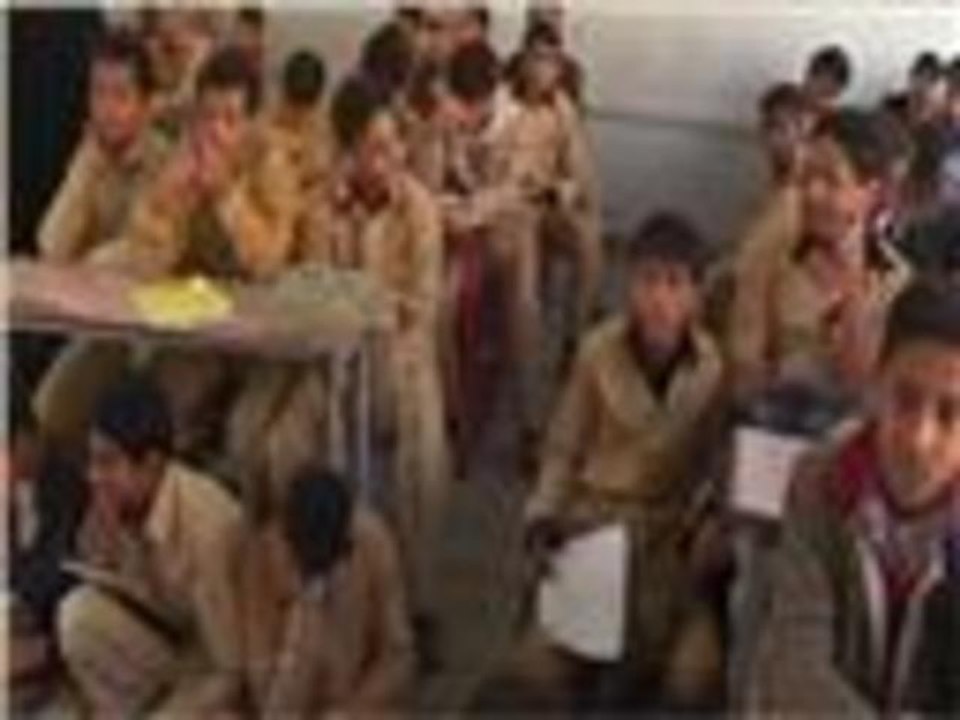 تلاميذ بلا مقاعد داخل صفوف مدرسية باليمن
