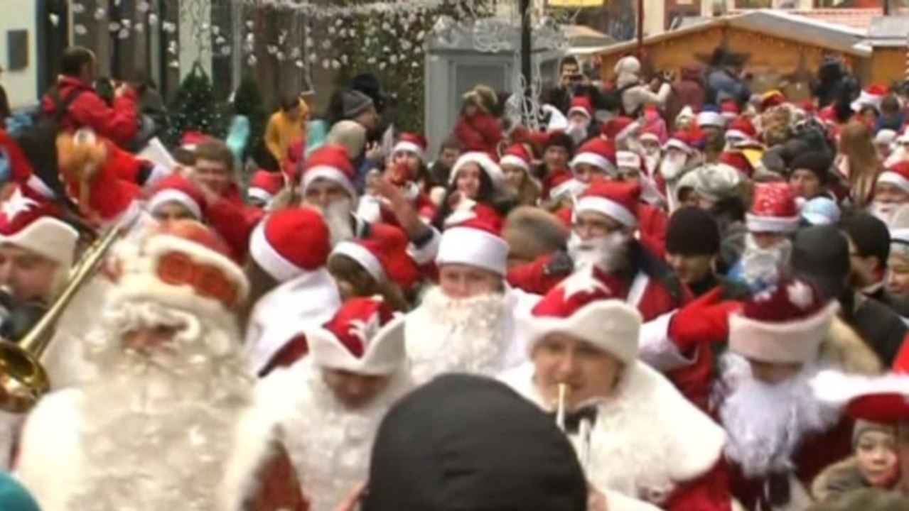 Russian Santas collect toys for cancer patients