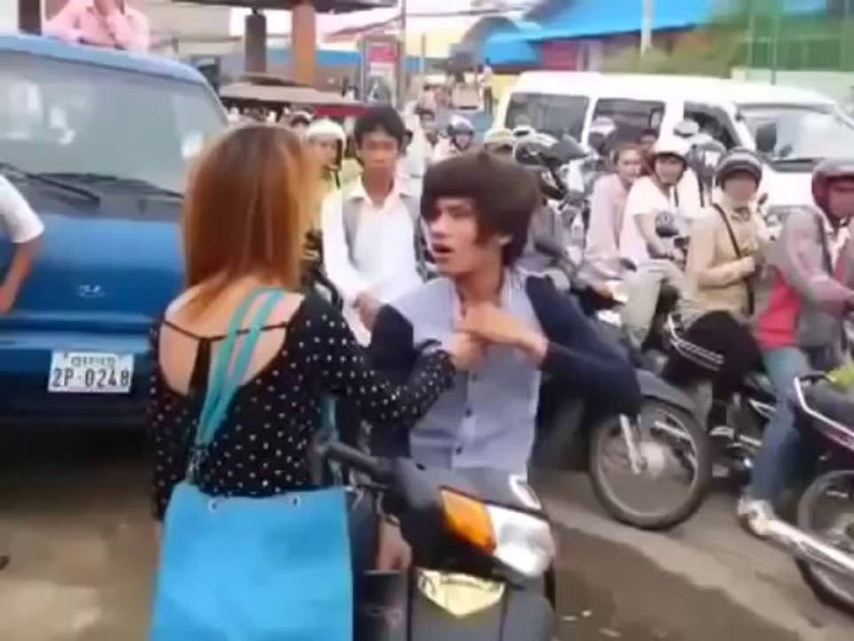 Gái tóc vàng đánh đấm, giật tóc thanh niên trên phố