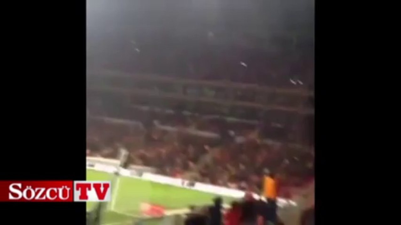 Galatasaraylı taraftarlardan 17 Aralık göndermesi