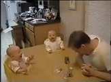 Muhteşem Dördüz Bebeklerden komik Bir Video Daha