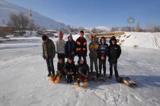 Çocukların buz tutan nehirde kızak keyfi