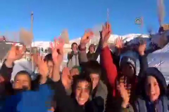 Çocukların buz tutan nehirde kızak keyfi