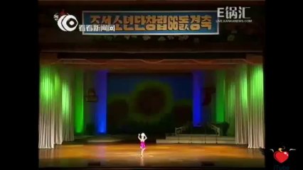 Una bambina fa 90 giravolte con un vaso sulla testa