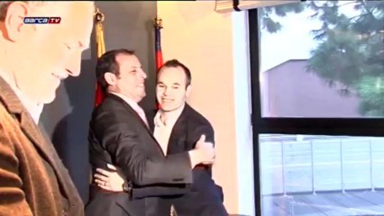 Iniesta renueva con el Barcelona hasta 2018