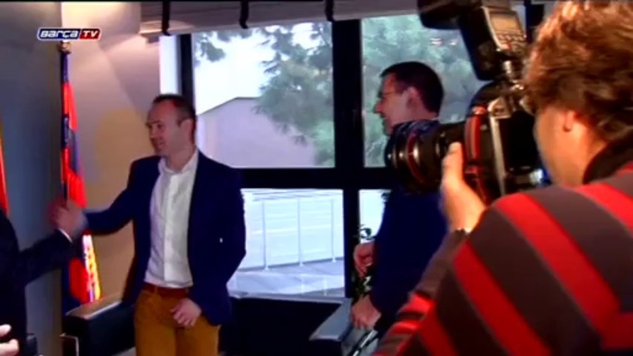 Andrés Iniesta amplia contrato con el Barcelona hasta 2018