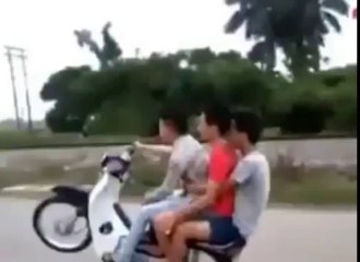 Bốc đầu xe máy đỉnh cao