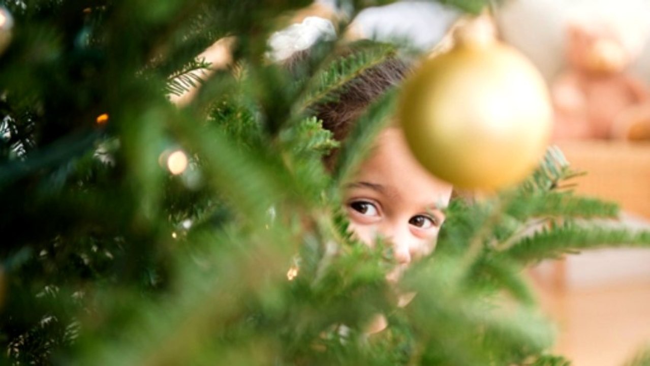 Joséphine, 3 ans, guette le Père Noël