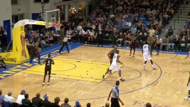 Απίστευτο buzzer-beater από τη μία ρακέτα στην άλλη!