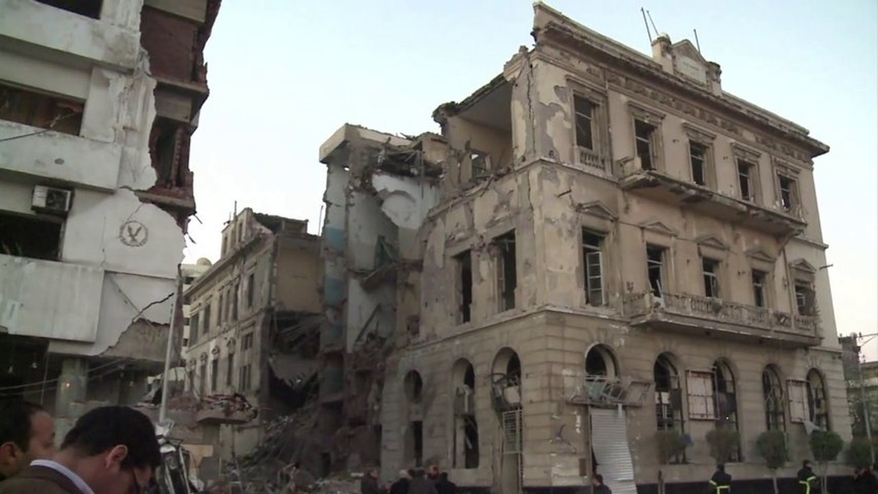 Egypte : les dégats d'un attentat meurtrier à la voiture piégée