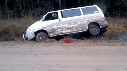 Comment sortir un minibus d'un fossé en Russie ?