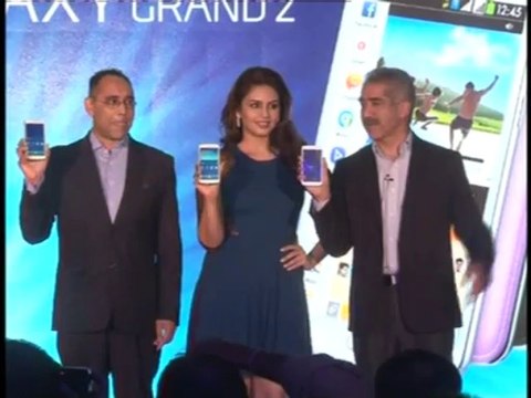 Huma Qureshi launches new Smartphone Samsung Galaxy Grand 2