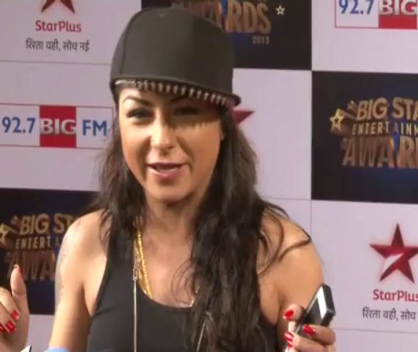 Hard Kaur Makes Fun With Reporters At The Red Carpet of Big Star Entertainment Awards