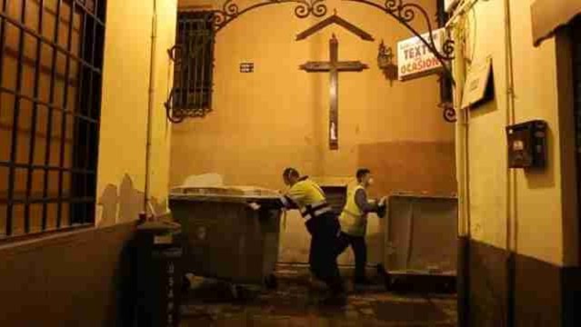 El Ayuntamiento de Málaga y hosteleros contratan servicios para retirar la basura acumulada por la huelga.