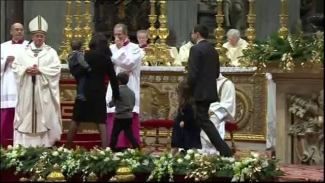 Papa lembra os excluídos em sua primeira homilia de Natal