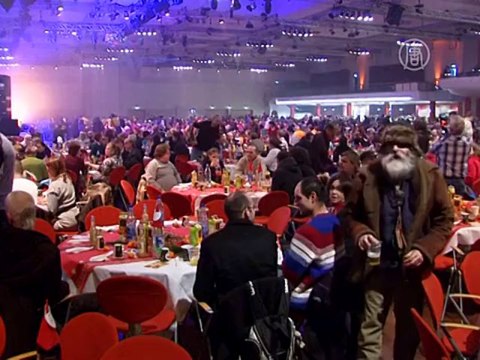 Поп-певец организовал ужин для 2900 бедных