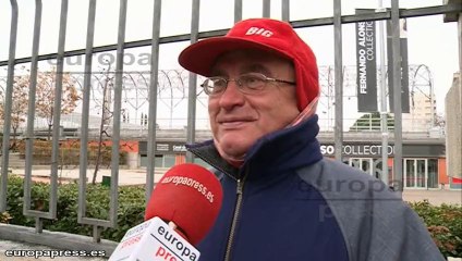 Madrileños dan un paseo en Navidad a pesar del mal tiempo