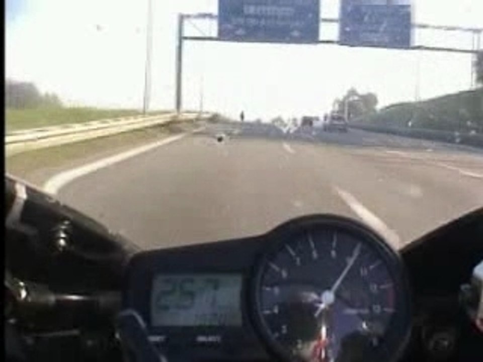 Yamaha r1 2001 Course Sur L'Autoroute