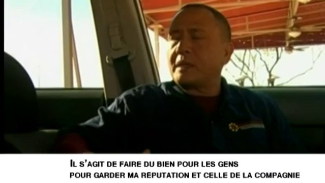 Le chauffeur trouve 300 000 dollars dans son taxi et les rend à son propriétaire