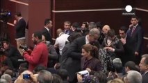 El primer ministro turco Erdogan golpeado por la dimisión de tres de sus ministros