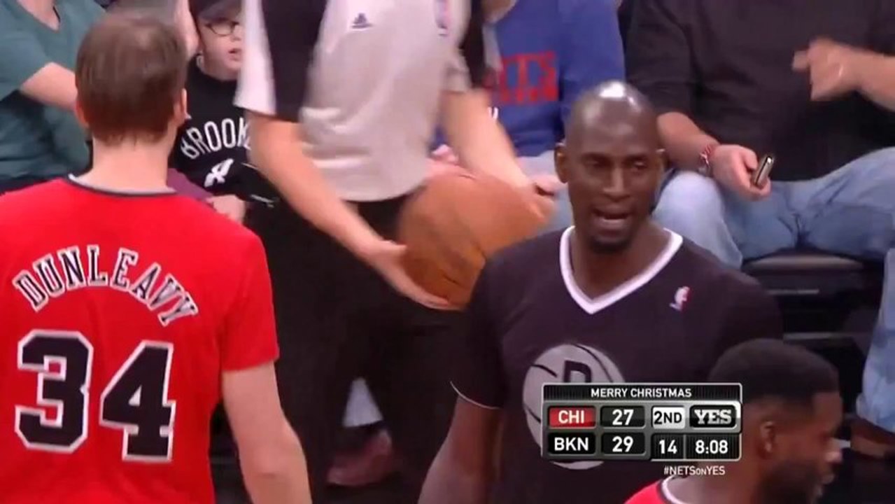 Le frère d'un gamin lui couvre les oreilles pendant que Kevin Garnett lance des gros mots