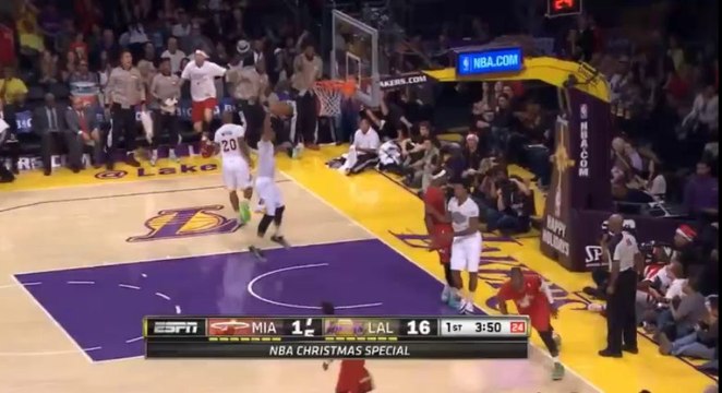Dwyane Wade balance un énorme alley-oop pour LeBron James