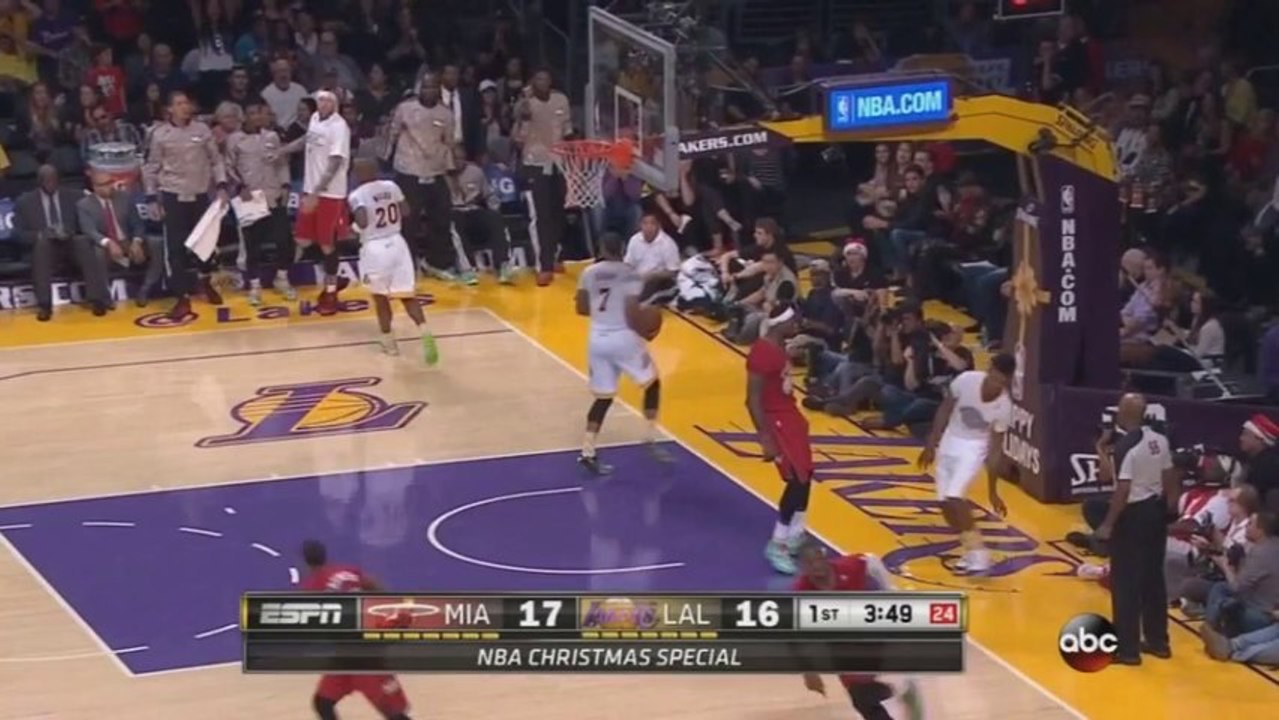 Dwyane Wade balance un énorme alley-oop pour LeBron James 2