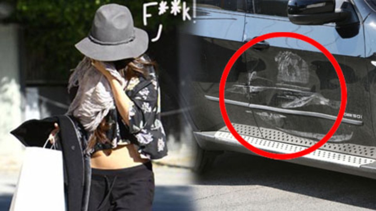 Selena Gomez Car Crash! Hides Her Face From PAP...
