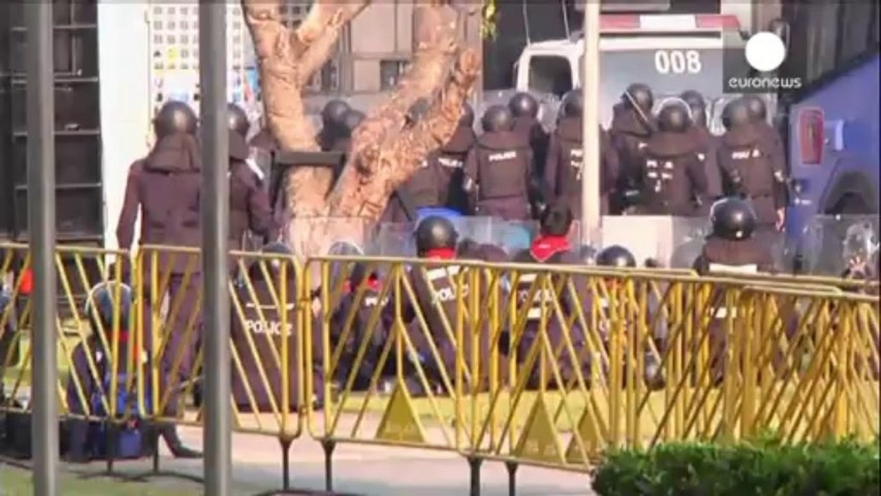 Police use teargas and rubber bullets on Thai protesters