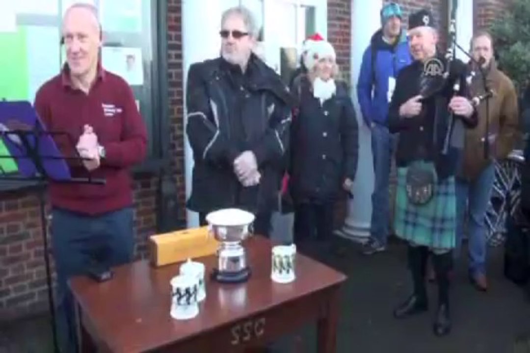 Londra'nın dondurucu göletinde yüzme yarışı