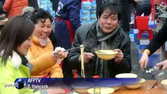 Nouilles et chants pour fêter les 120 ans de la naissance de Mao