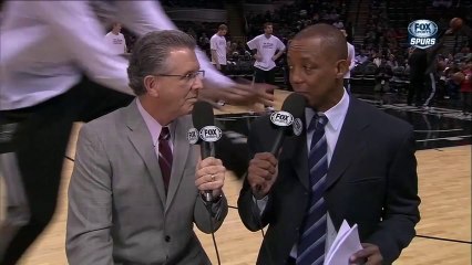 Un basketteur des Spurs défonce un Journaliste!