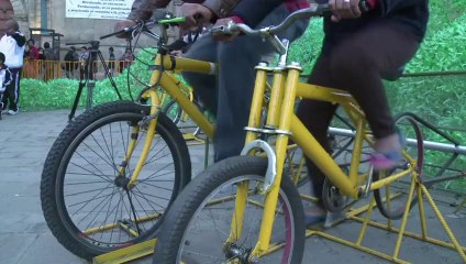 Bolivia enciende su árbol navideño a pedal