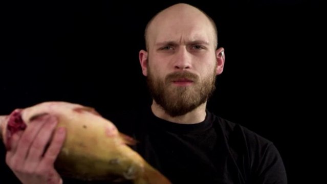 How to open a beer bottle ith a fish... Dumb!!!