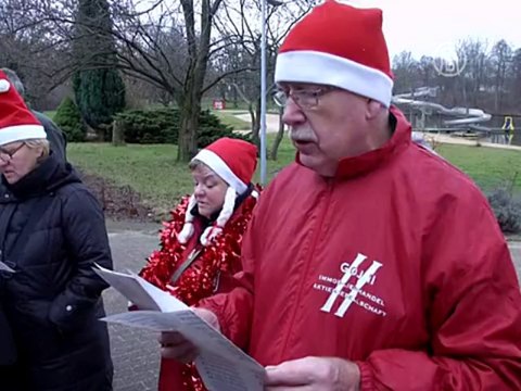 Немецкие дедушки на Рождество ринулись в озеро