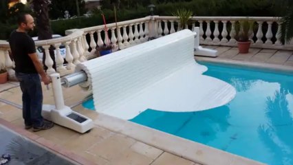 Fermeture d'une piscine avec un volet mobile Hydra système. Piscine avec des angles grands rayons