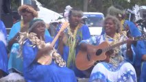Nouvelle Caledonie: Les mamies de Lifou chantent en groupe en attendant les touristes