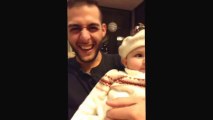 Un bébé de 1 an essaie de faire du BeatBox.... Trop mignon!