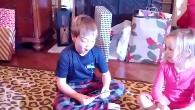 Un jeune fan de Football américain ouvre son cadeau de noel : des places pour un match de son équipe préférée.