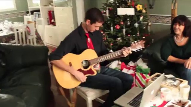 Il joue une chanson à son père sourd qui vient de recevoir ses prothèses : je préférais quand tu étais sourd!