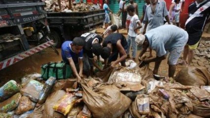 Video herunterladen: Mudslides kill Dozens in Brazil