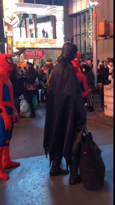2 Spidermans calment 1 Batman