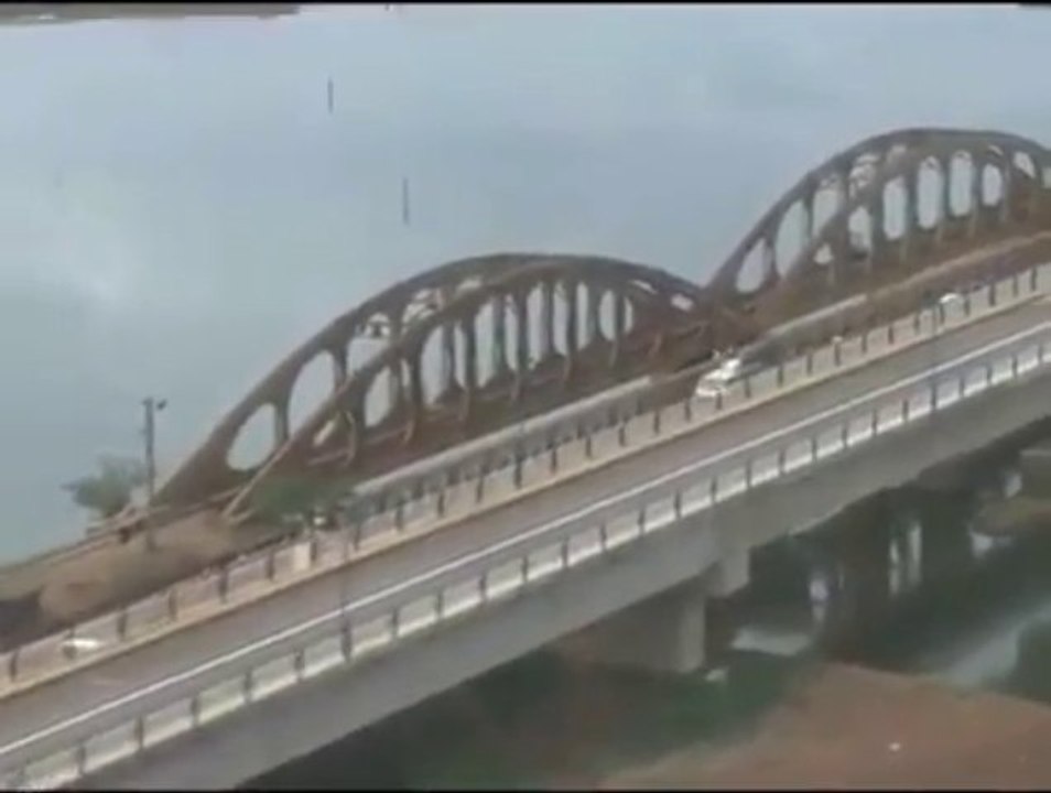 Katanga construction sur le lac Lualaba du plus long pont du Congo