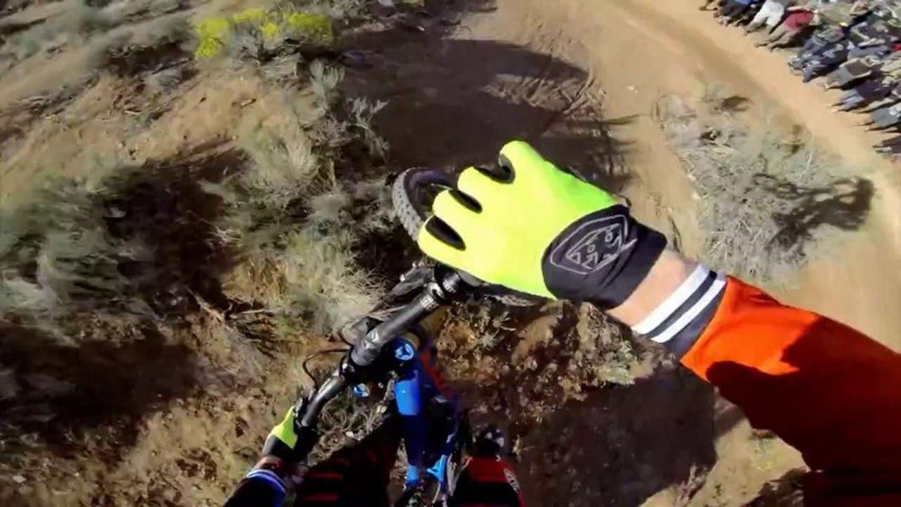 Méga saut en VTT au dessus d'un canyon